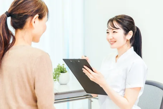 歯科スタッフが患者にカウンセリングを行っている様子