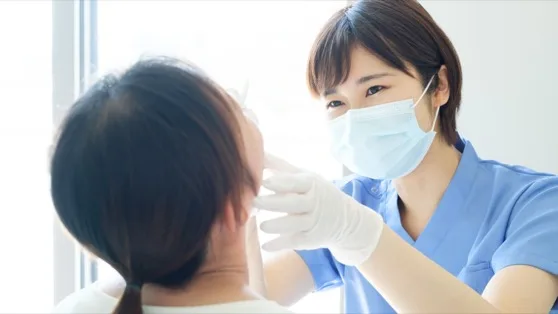 女性歯科医師が患者の治療を行っている様子