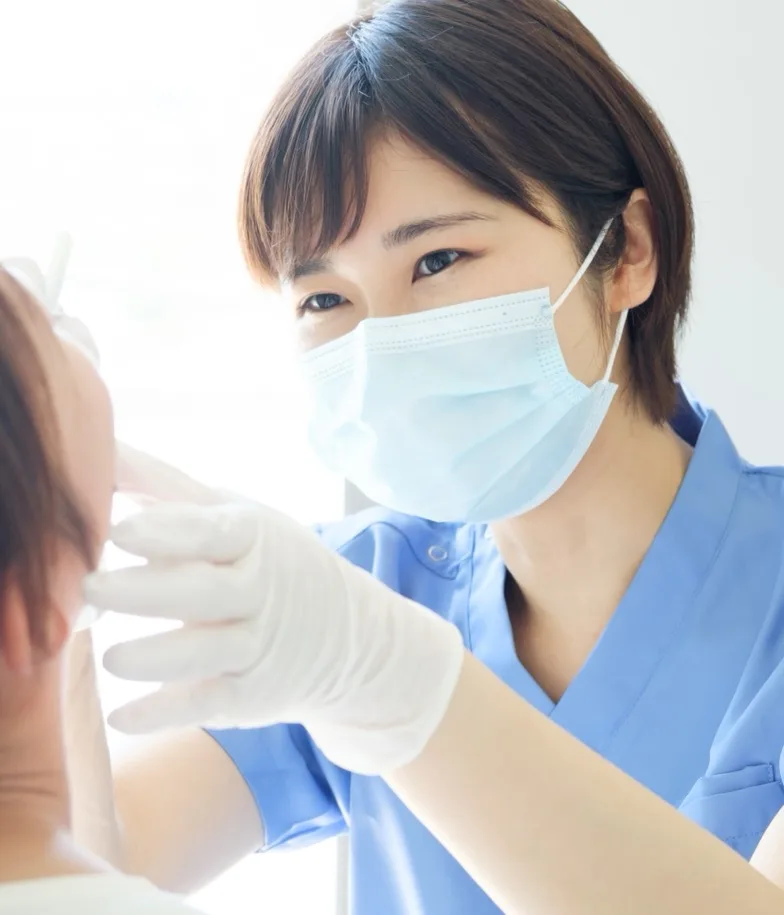 患者の口元をケアしている歯科衛生士の佐藤友美