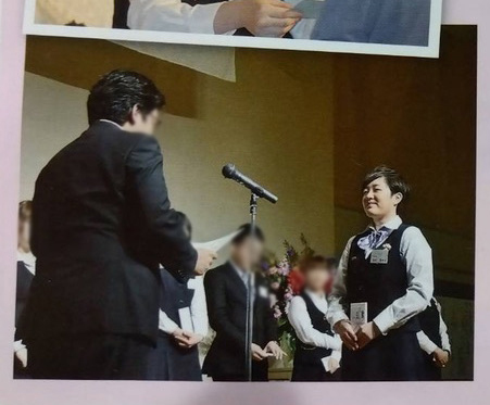 農業協同組合の広報誌に掲載された窓口業務中の写真