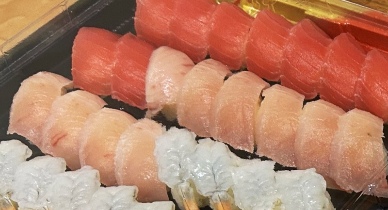 寿司屋で盛り付けた握り寿司の写真