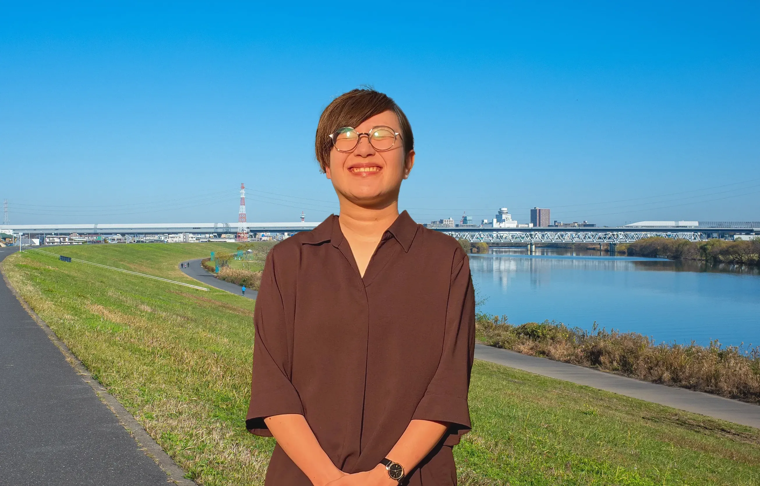 公園の芝生の上に立つ福井貴紗子の写真