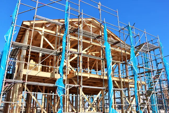 足場が組まれた木造住宅の建方現場