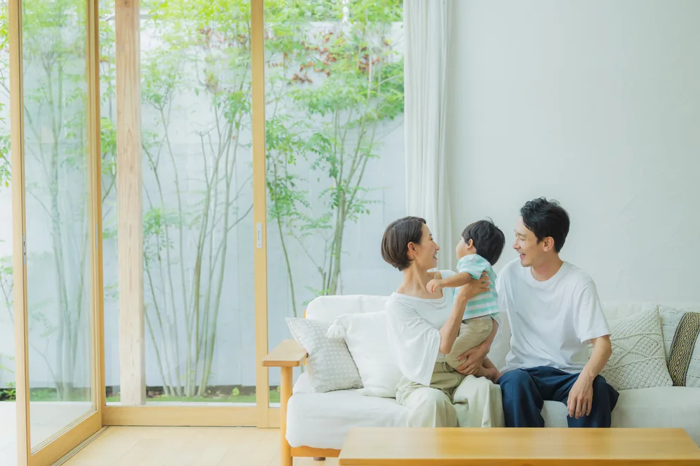 リビングでくつろぐ家族