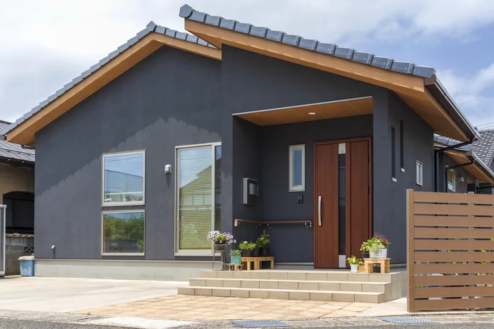 切妻屋根と木塀のある新築住宅の外観