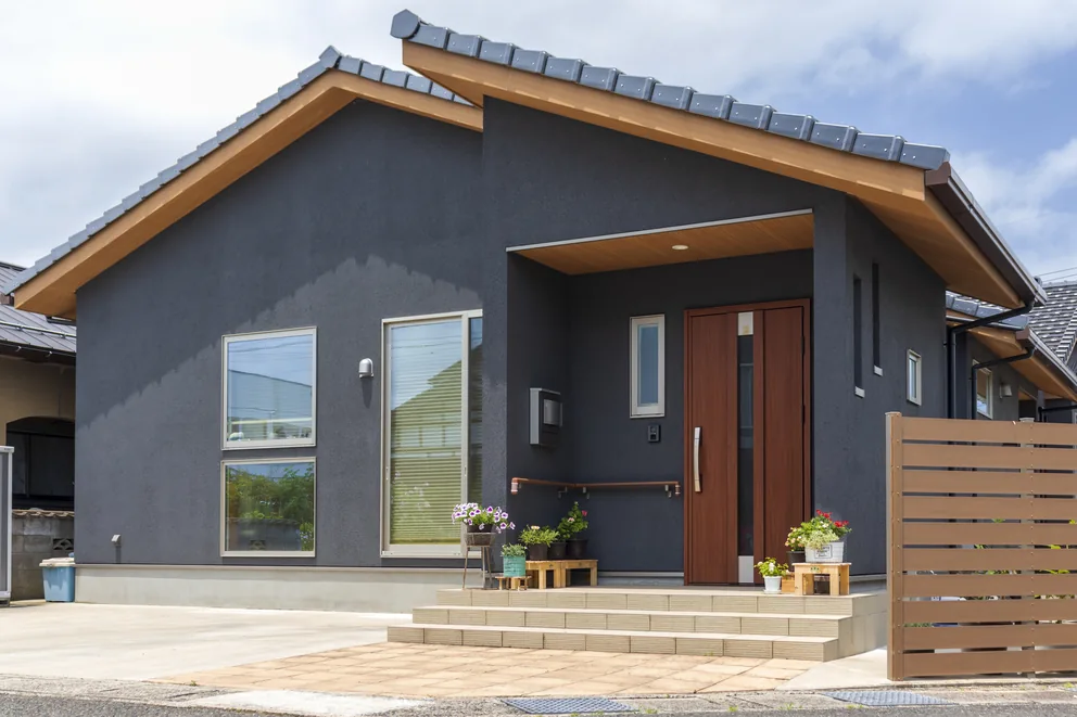 切妻屋根と木塀のある新築住宅の外観
